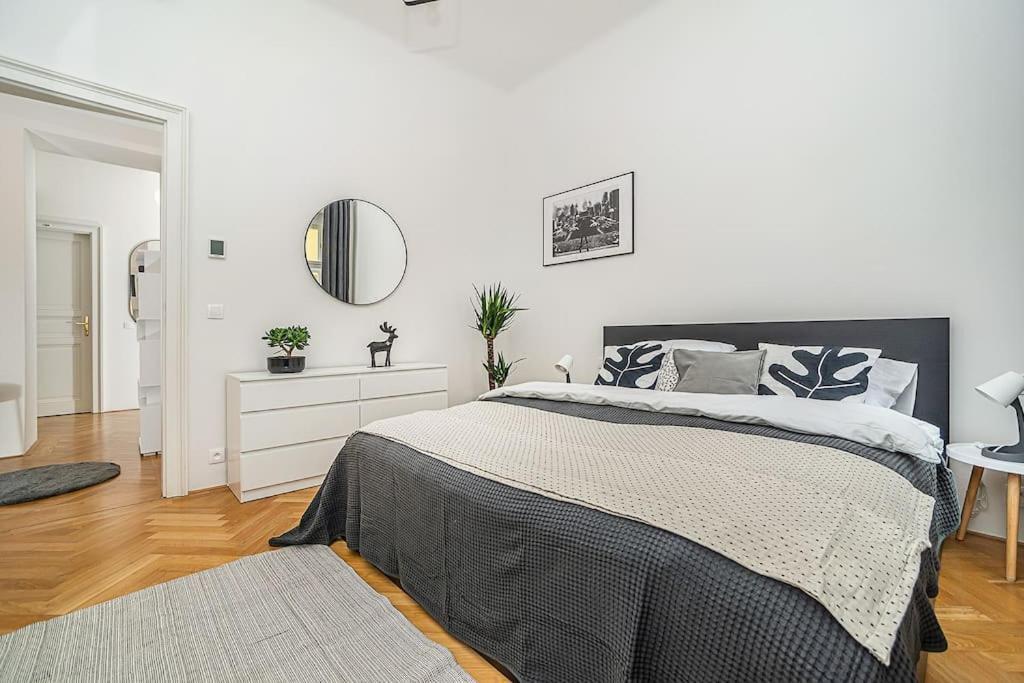 Stylish Flat With Terrace And Ac Praga