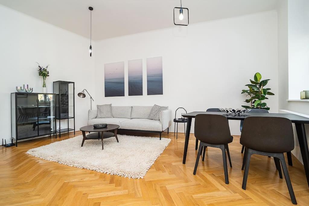 Stylish Flat With Terrace And Ac Appartamento Praga